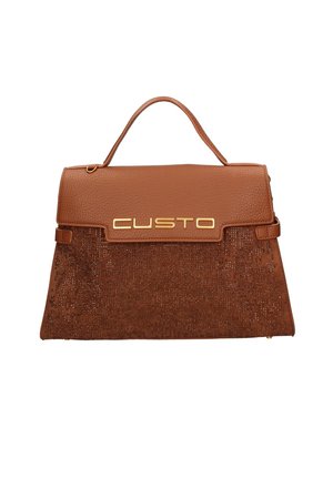 Braune Handtasche aus strukturiertem Leder und Stoff, mit einem goldenen Logo, strukturiertem Design und einem oberen Griff. Elegantes Muster auf dem Stoff.