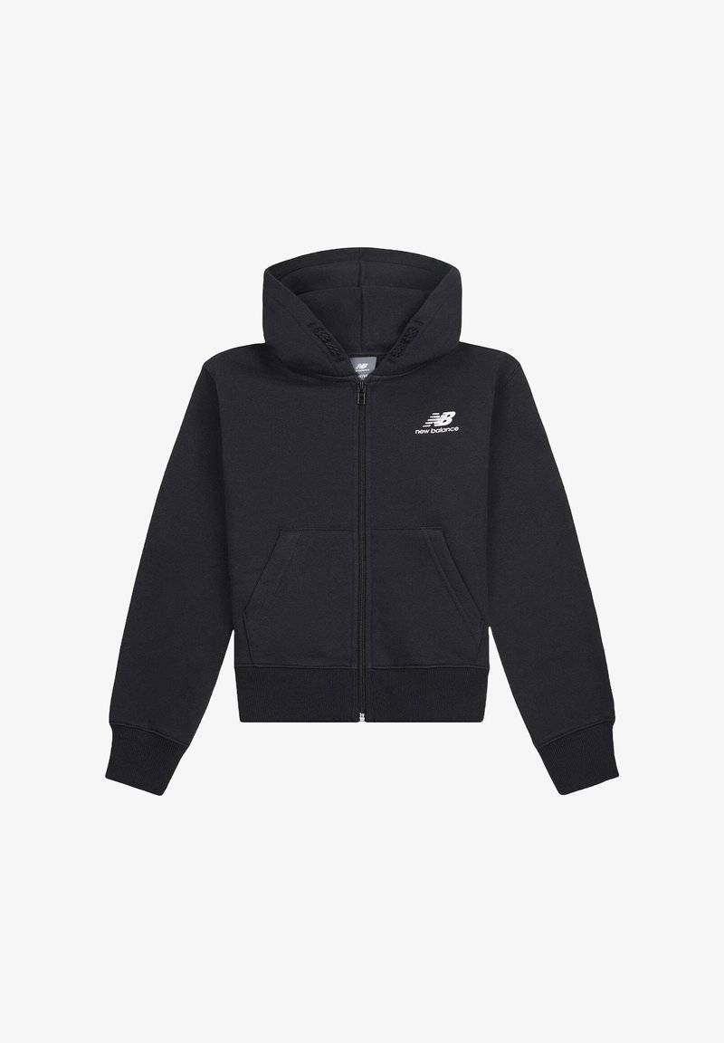 Felpa nera con zip realizzata in un tessuto morbido, dotata di un ampio cappuccio, tasche frontali, polsini a coste e un piccolo logo bianco "New Balance".