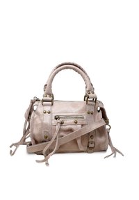 Lyserød ruskinds håndtaske med flettet topgreb, justerbar skulderrem, dekorativ frynse og messing hardware-detaljer. Frontlomme med lynlås inkluderet.