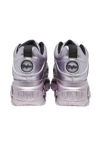Buffalo sneakers in metallic lavendel met een chunky zool, zwarte Accenten en een merklogo in cirkelvorm op de hak. Textuurdetails op het oppervlak.