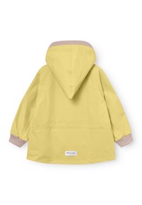 Otroška bledo rumena jakna s kapuco z rebrastimi bež manšetami in majhno pravokotno blagovno značko na spodnjem delu hrbta.