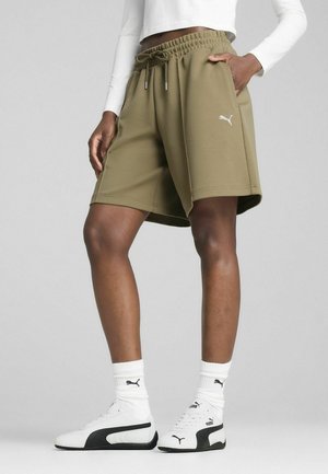 Shorts sportivi verde oliva in tessuto elastico, con vita elasticizzata e tasche laterali. Presentano un piccolo logo bianco Puma sulla gamba sinistra.