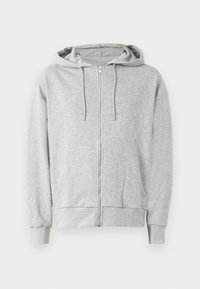 Sudadera gris con cremallera y capucha ajustable, bolsillos tipo canguro, puños acanalados y una textura suave jaspeada. Diseño casual y cómodo.