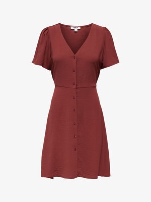 Krátke šaty s krátkym rukávom v hrdzavočervenej farbe, s výstrihom do V, zapínaním na gombíky vpredu, mierne textúrovanou látkou a priliehavým pásom s jemne rozšírenou sukňou.