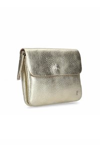 Metalen gouden leren clutch met een gestructureerd oppervlak, sluiting met klep en een zilveren steraccent op de voorkant, voorzien van een zijrits.