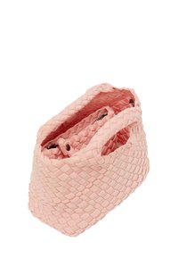 Borsa intrecciata rosa di forma rettangolare, dotata di chiusura con zip e doppi manici, che presenta un materiale testurizzato e intrecciato.