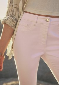 Next - PEDAL PUSHER  - Jeans Shorts - white Thumbnail-Bild 1