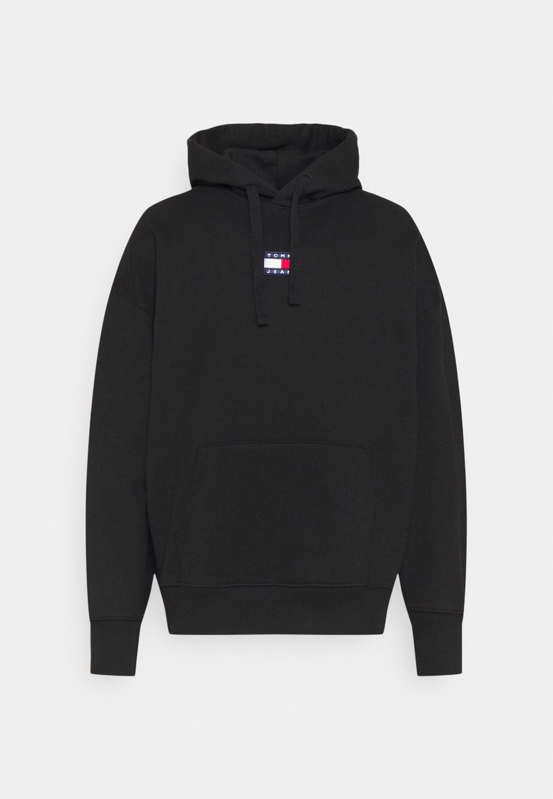 Sudadera negra de tejido suave, con un bolsillo frontal y capucha con cordón. Parche de logo notable en rojo, blanco y azul en el pecho.