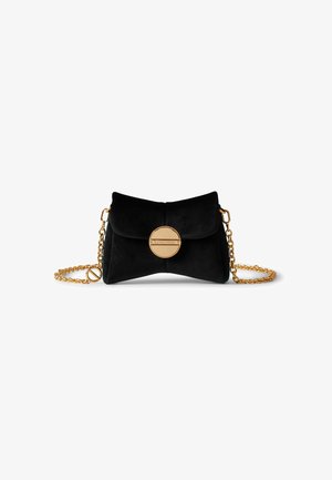 Schwarze Wildleder-Clutch mit einem goldenen runden Verschluss, Kettenriemen und gefaltetem Design, das eine glatte Textur und minimale Verzierungen aufweist.