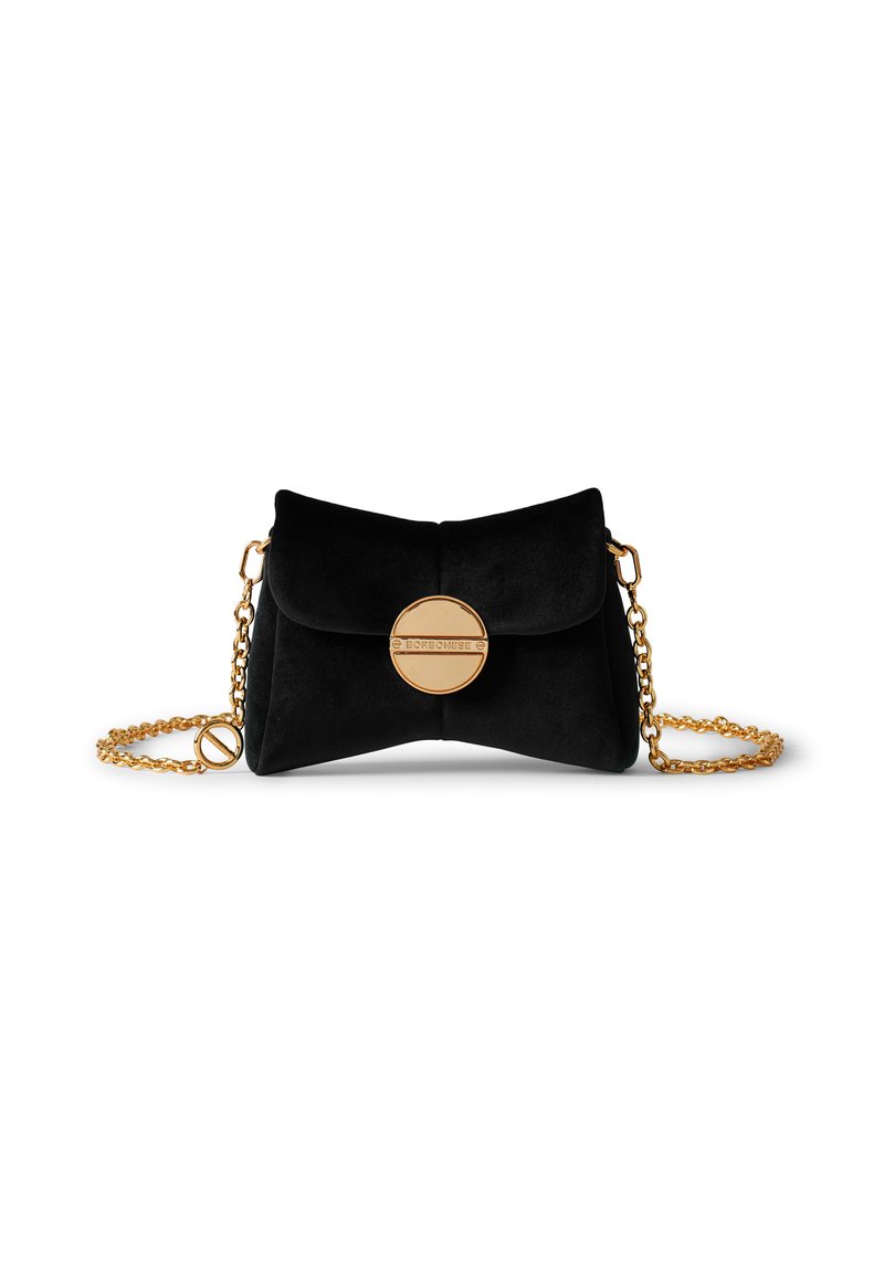 Borsa a pochette in suede nero con chiusura circolare in oro, tracolla a catena e design piegato, caratterizzata da una texture liscia e minimalismo nelle decorazioni.