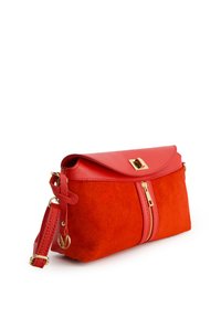 Rote Leder- und Wildleder-Handtasche mit umklappbarem Deckel, goldenen Beschlägen, Reißverschluss und abnehmbarem Schulterriemen. Sie weist strukturiertes Wildleder und glattes Leder auf.