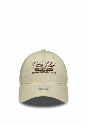 Casquette de baseball beige avec texte brodé "Coffee Club New York Williamsburg, Brooklyn" sur le panneau avant.