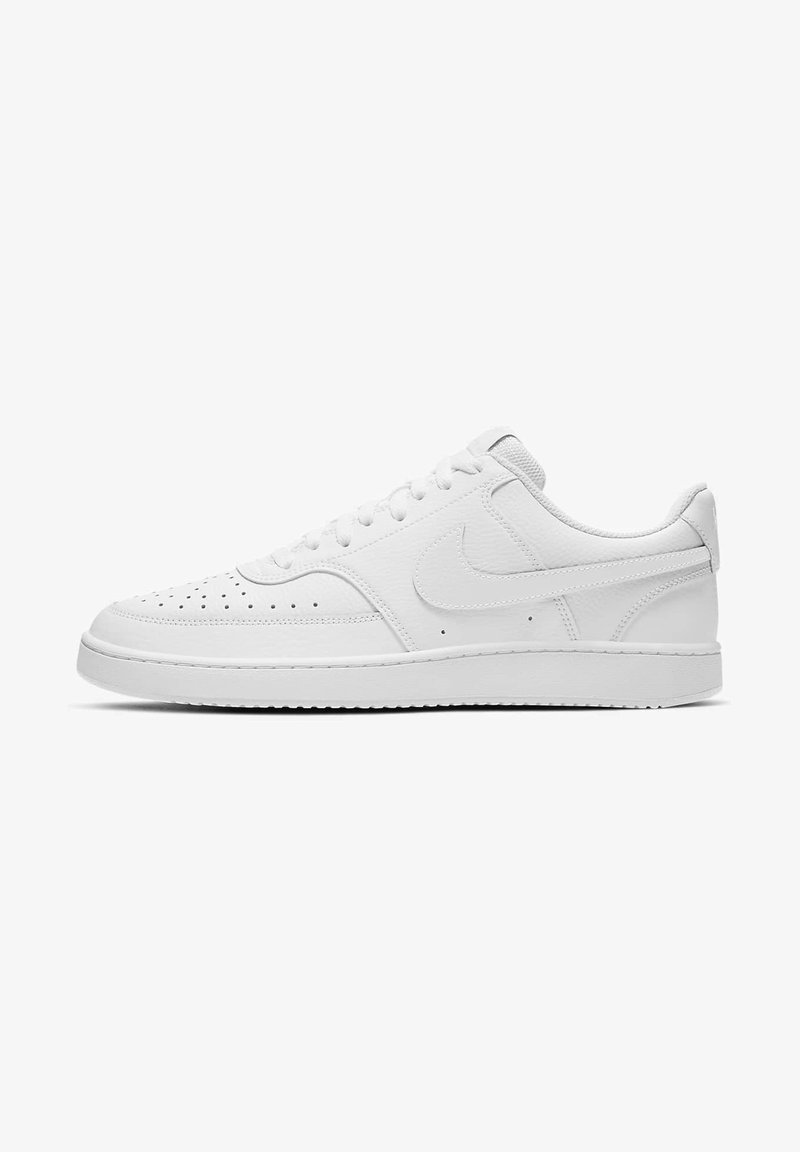 Zapatillas bajas de cuero blanco con puntera perforada, laterales texturizados y suela de goma lisa. Presentan un diseño minimalista y detalles de costura.