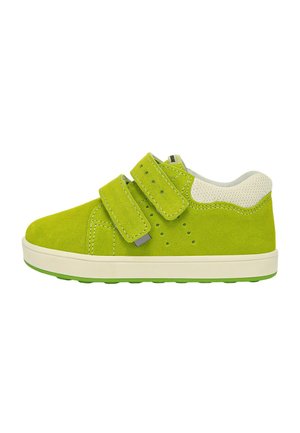 Jaskrawe zielone zamszowe sneakersy z dwoma regulowanymi rzepami, teksturowanym białym kołnierzem z siateczki oraz trwałą gumową podeszwą.
