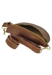 Pochette en cuir brun avec une finition lisse, fermeture éclair dorée et une sangle texturée détachable. S'ouvre sur un intérieur doublé, de forme compacte et ronde.