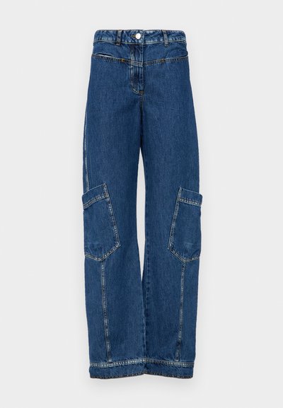 Pantalons cargo en denim bleu avec une taille haute, une jambe large, deux grandes poches latérales et des détails de rivets et de coutures traditionnels.