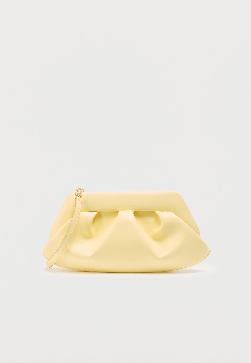 Pochette en cuir jaune doux avec des détails froncés et une fine lanière de poignet sur un fond clair uni.