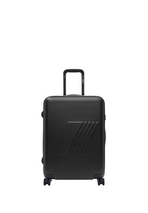 Czarna twarda walizka na czterech kółkach, z wysuwanym teleskopowym uchwytem i geometrycznym, tłoczonym wzorem z przodu.