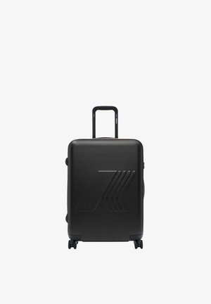 Czarna twarda walizka na czterech kółkach, z wysuwanym teleskopowym uchwytem i geometrycznym, tłoczonym wzorem z przodu.