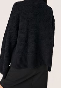 Czarny sweter dzianinowy z fakturowanym wzorem, szerokimi rękawami i prążkowanym dołem. Z tyłu znajduje się pleciony wzór o różnych wysokościach.