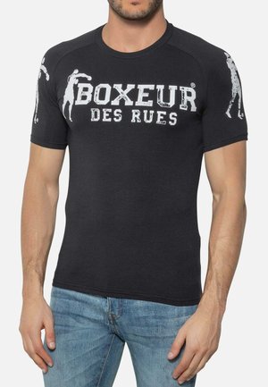 T-shirt corto nero in cotone con design aderente. Presenta il testo bianco "BOXEUR DES RUES" e dettagli grafici sulle maniche.