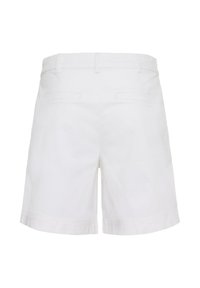 Shorts blancs mi-longue avec passants de ceinture et poches passepoilées à l'arrière, vus de dos sur un fond uni.