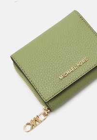 MICHAEL Michael Kors EMPIRE TRIFOLD WALLET - Monedero - light sage