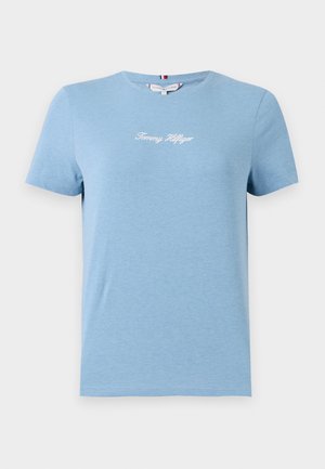 Tricou din bumbac de culoare albastră deschisă, cu mâneci scurte și gât rotund, având brodat pe piept logo-ul alb "Tommy Hilfiger".