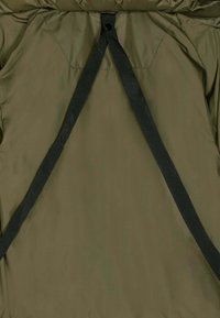 Dos de veste vert olive avec bretelles d'épaule noires réglables attachées au centre supérieur par un bouton-pression noir.