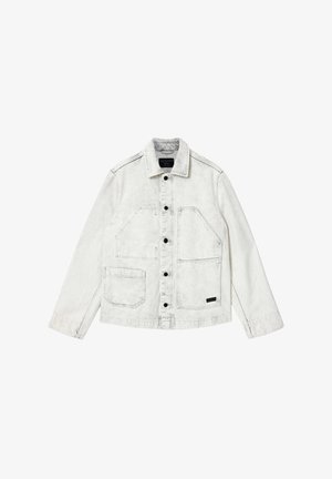 Chaqueta de mezclilla gris claro con botones negros, dos grandes bolsillos frontales, un bolsillo más pequeño y un cuello.