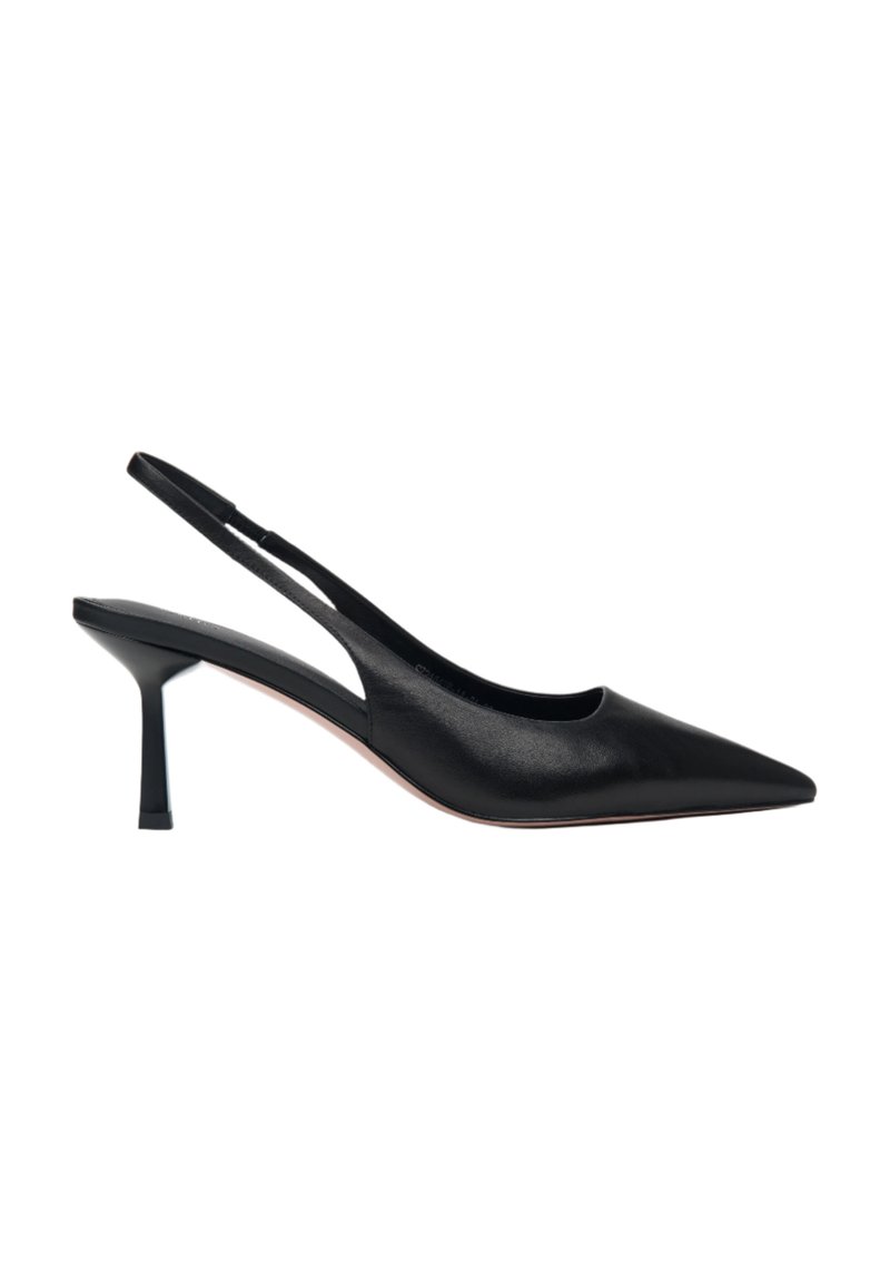 Zwarte slingback pumps met een spitse neus, gemaakt van soepel leer. Beschikt over een dunne hak en uitsnijdingen aan de zijkanten.