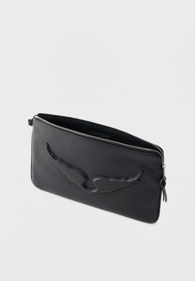 Μαύρο δερμάτινο τσαντάκι με φερμουάρ, με ανάγλυφο σχέδιο φτερού στο μπροστινό μέρος και τσέπη με φερμουάρ, απεικονίζεται σε απλό ανοιχτό φόντο.