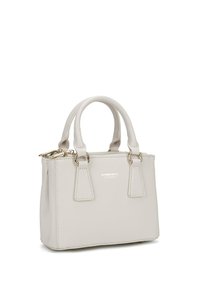 Gestructureerde handtas gemaakt van lichtgrijs synthetisch materiaal. Bevat gouden hardware, korte handvatten en een ritssluiting. Inclusief merkdetail.