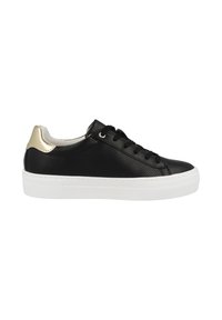 Sneaker in pelle nera perforata con suola in gomma bianca, caratterizzata da un accento dorato sul tallone e lacci neri. Design semplice e moderno.