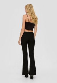 QS MIT BIESEN - Broek - schwarz