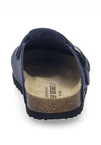 Sandalo blu scuro con materiale liscio, apertura ampia, soletta in sughero e fibbia nera regolabile sul lato. Suola piatta in gomma visibile.