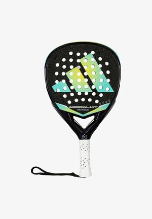 Racchetta da padel con fori esagonali, faccia nera, design geometrico iridescente, impugnatura bianca con cinturino per polso.