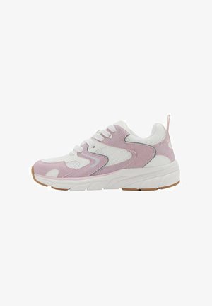 Sneaker atletico leggero con tomaia in rete bianca, dettagli in suede rosa e suola bianca spessa con fondo in gomma naturale.