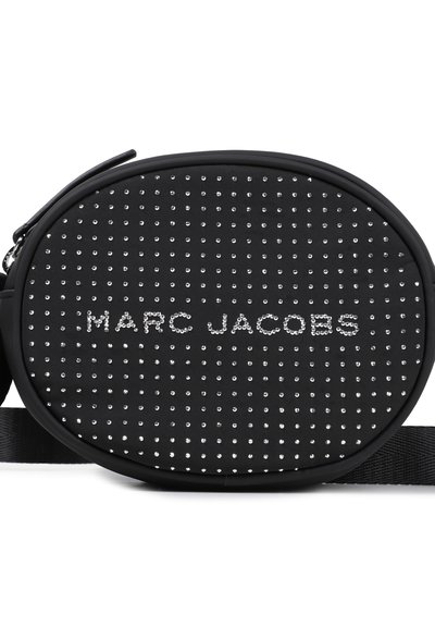 Borsa a tracolla rotonda nera con superficie texturizzata decorata con borchie argentate e il nome "MARC JACOBS" in strass.