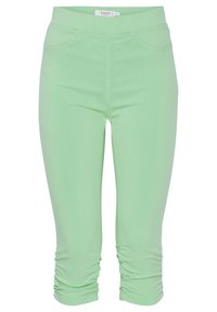 Pantalones capri verde claro hechos de tela elástica con una textura suave. Presentan piernas ajustadas con detalles fruncidos en el dobladillo y bolsillos laterales.