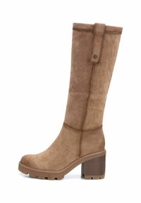 Stivale al ginocchio in suede marrone con tacco a blocco, punta rotonda e cinturino decorativo laterale con un accentuazione circolare. Suola texturizzata per migliorare la presa.