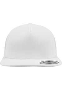 Fehér snapback sapka lapos peremmel, struktúrált dizájnnal és hálós oldalakkal. Elöl látható logó csekk van rajta.
