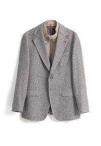 Blazer de grano de café gris con solapas de muesca, cierre de doble botón y una capa interior beige con cremallera. Presenta dos bolsillos frontales y tela texturizada.