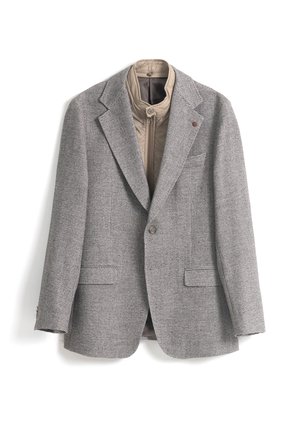 Blazer de grano de café gris con solapas de muesca, cierre de doble botón y una capa interior beige con cremallera. Presenta dos bolsillos frontales y tela texturizada.