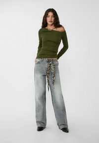 Stradivarius WITH ASYMMETRIC NECKLINE  - Langarmshirt - green