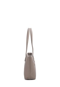 Sac à main gris clair en matériau synthétique texturé, doté de deux longues poignées et d'une fermeture éclair. Design simple et droit.