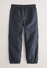 Pantaloni cargo blu navy scuro con vita e polsini elasticizzati, con due tasche posteriori con bottoni e tasche laterali su ogni gamba.