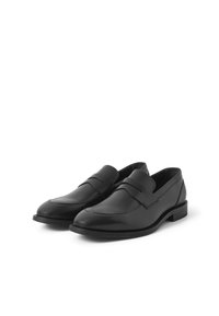 Schwarze Lederloafers mit glatter Oberfläche, die über eine hervorgehobene Steppnaht und einen niedrigen Blockabsatz verfügen. Klassisches Design und schlanke Silhouette.