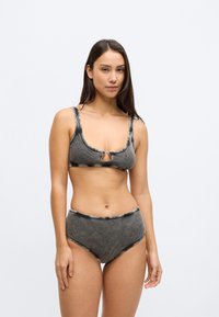 Σετ μπικίνι δύο τεμαχίων με σκούρο γκρι ριμπ ύφασμα, τοπ με λαιμόκοψη scoop και λεπτομέρεια με κρίκο στο κέντρο, καθώς και ψηλόμεσο σλιπ με μαύρες λεπτομέρειες.