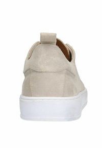 Beige Wildleder-Sneaker mit einem low-cut Design, runder Zehenform und weißer Gummisohle. Verfügt über eine Zuglasche hinten für einfaches Anziehen.